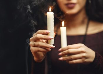 Məşhur falçı ailəni “cadu” ilə qorxudub 730 manat aldı
