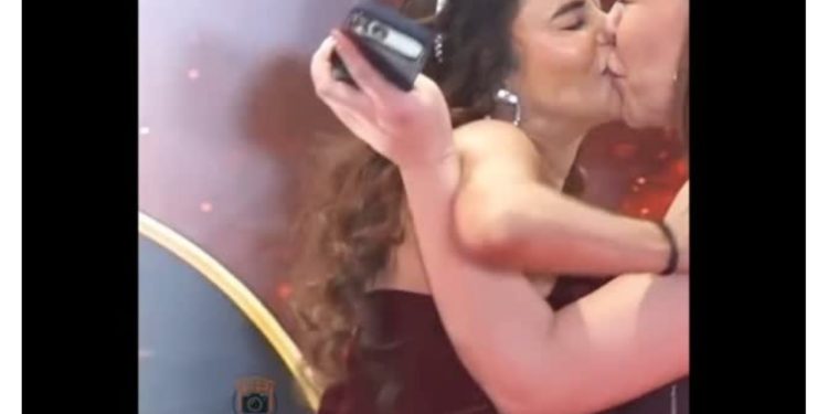 Tanınmış aktrisanı xanım fanatı dodağından öpdü - Özünü itirdi - VİDEO