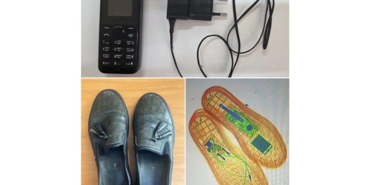 Həbsxanaya ayaqqabının içində telefon keçirmək istədi