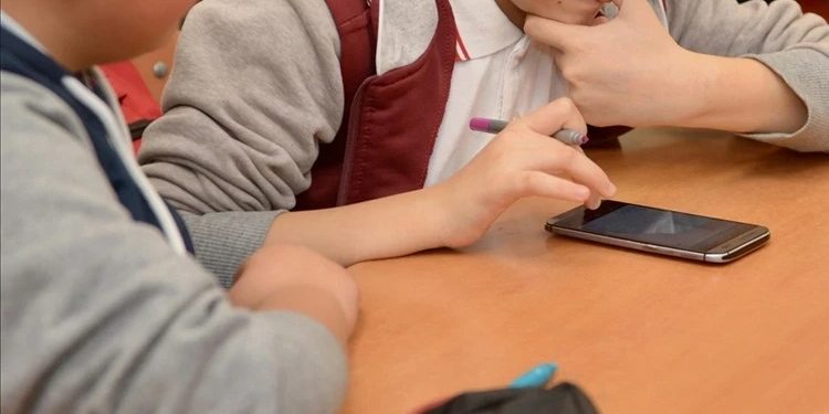 Fransada liseylərdə telefon qadağan edildi