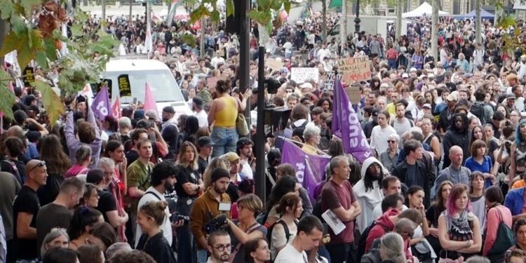 Parisdə silah qanununa qarşı minlərlə insan etiraz edib