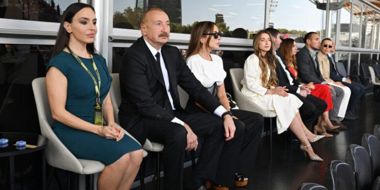 Prezident İlham Əliyev və Birinci xanım Mehriban Əliyeva Formula 1 Azərbaycan Qran-Prisinin əsas yarışına baxıblar - FOTOLAR