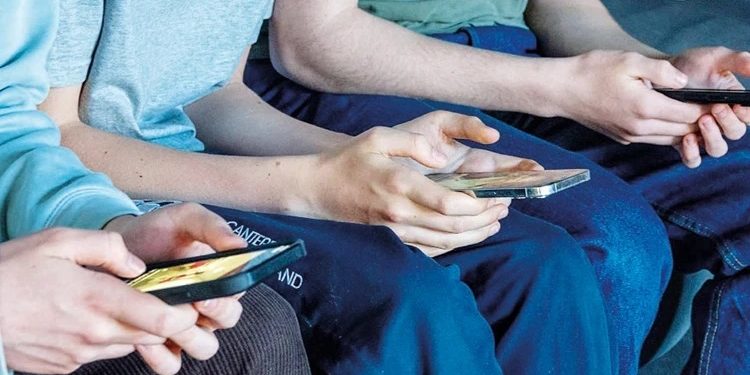 AB uşaqlar üçün sosial şəbəkə məhdudiyyəti təklif edib