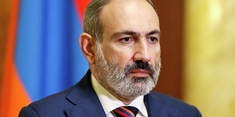 Paşinyan mükafat almaq üçün Almaniyaya gedir