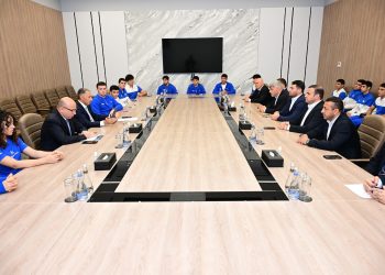 Rəşad Nəbiyev yeniyetmə və gənclərdən ibarət milli komandaların üzvləri ilə görüşüb