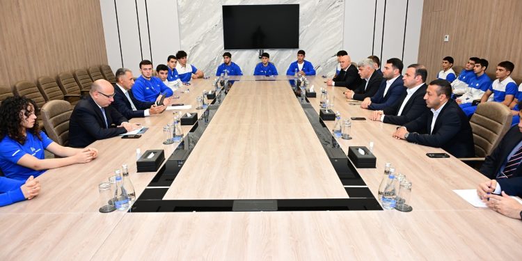 Rəşad Nəbiyev yeniyetmə və gənclərdən ibarət milli komandaların üzvləri ilə görüşüb