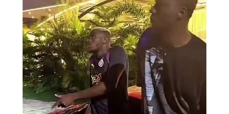 Osimhen 1,2 milyonluq "ferrari"si ilə diqqət çəkdi - VİDEO