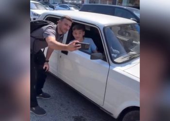 Qara Qarayev tıxacda qalan uşaqla selfi çəkdi – VİDEO