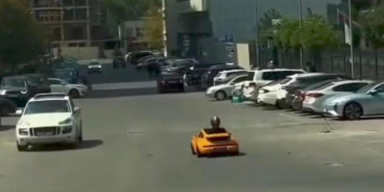 Bakıda oyuncaq maşınla yola çıxan tutuldu - VİDEO
