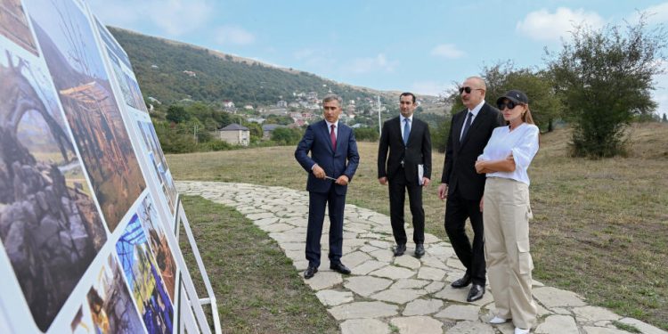 Prezident İlham Əliyev və Birinci xanım Mehriban Əliyeva Şamaxıda Pir Ömər Sultan ziyarətgahında aparılan konservasiya işləri ilə tanış olublar - VİDEO-FOTOLAR