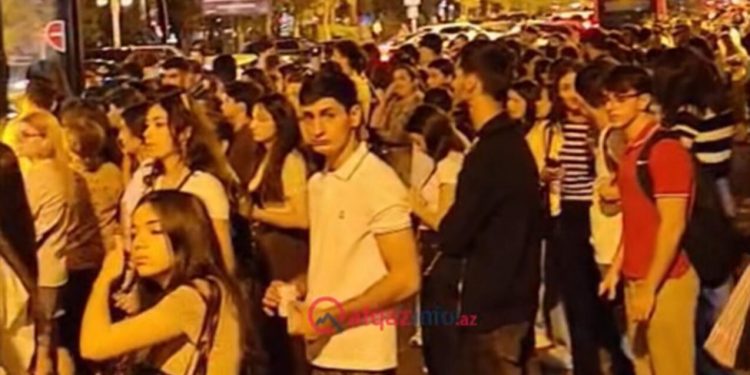 “Elmlər”də axşam saatlarında avtobus böhranı - VİDEO