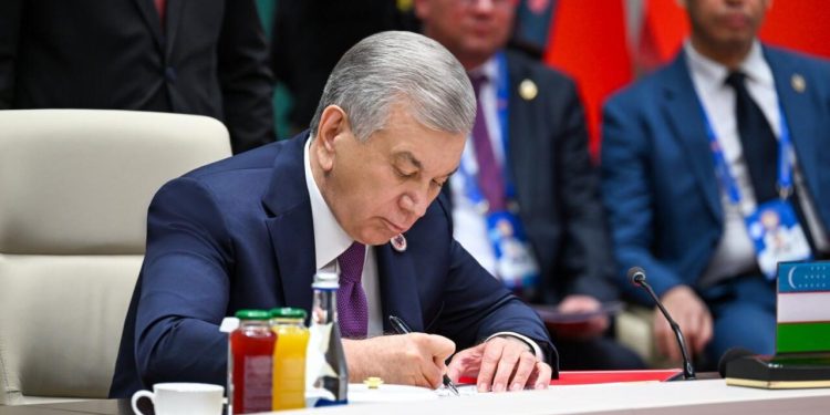 Mirziyoyev ŞƏT-in Sənaye Əməkdaşlığı Xəritəsinin yaradılmasını təklif edib