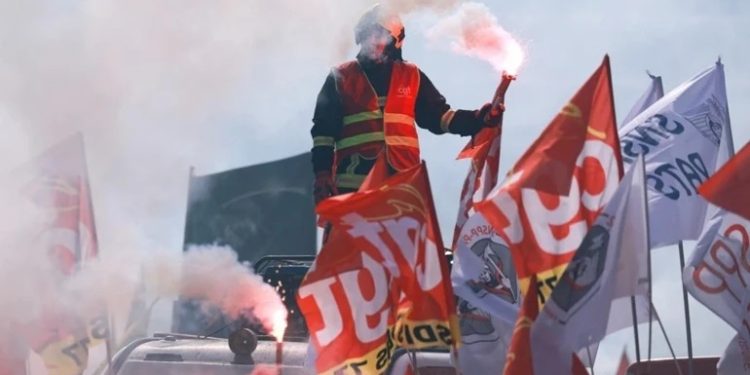 Fransada maaş tələbi ilə genişmiqyaslı tətil başladı