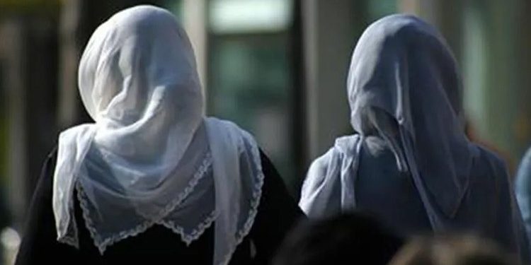 İsveçrədə məktəblərdə baş örtüyü qadağan edilə bilər