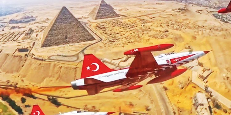 Kiprli Rum lider Misirdə Türk Yıldızlarının çıxışını izləyib