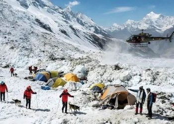 Nepalda qar uçqunu nəticəsində 12 nəfər itkin düşüb