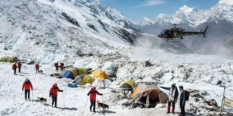 Nepalda qar uçqunu nəticəsində 12 nəfər itkin düşüb
