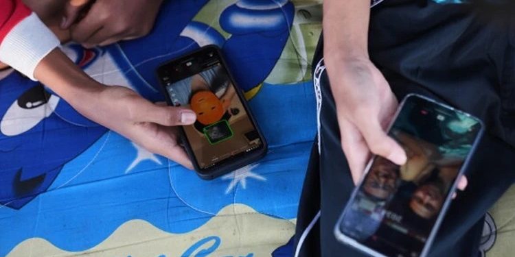 Polşada ibtidai məktəblərdə telefon qadağası