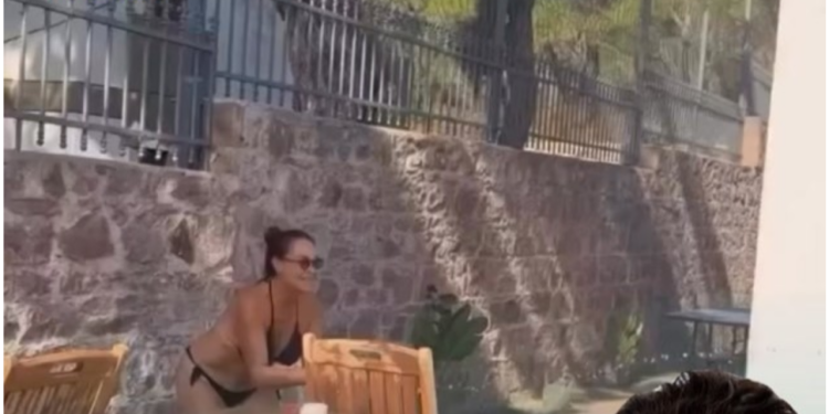 62 yaşlı türk aktrisanın bağında əyləncəli anlar: Çimərlik geyimində su davası - VİDEO