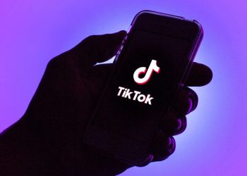 Tiktokda söyüş söyən “Sarışın gözəl” həbs olundu