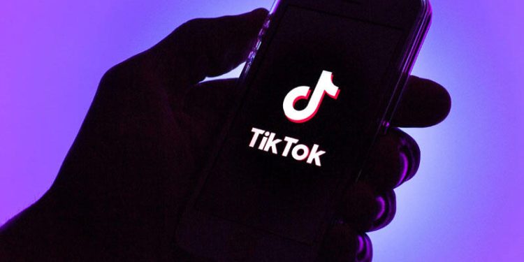 Tiktokda söyüş söyən “Sarışın gözəl” həbs olundu