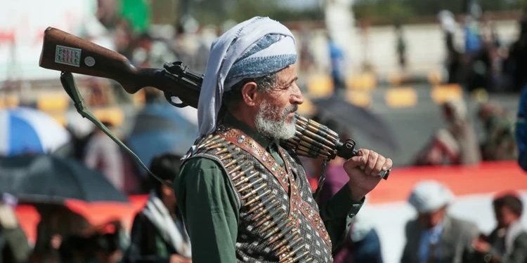 Husilər Yəmənin Ədən şəhərində prezident sarayını ballistik raketlə vurduqlarını açıqlayıblar