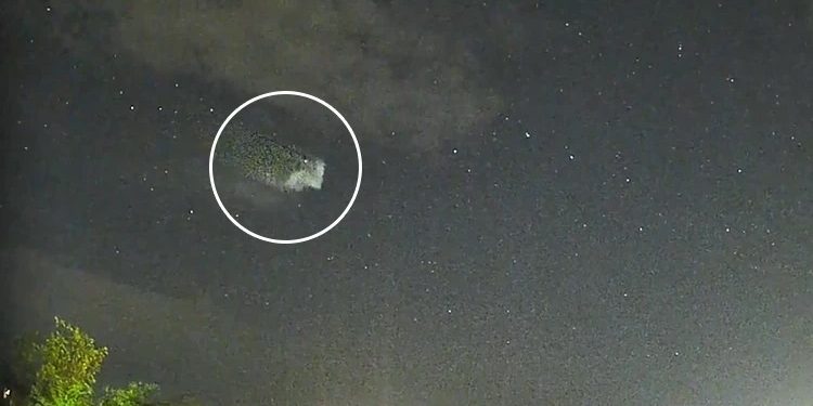 İrlandada göydə görünən sirli cisim maraq doğurdu