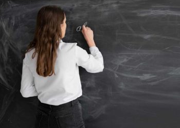 Müəllimlərin geyimi ilə bağlı yeni qaydalar təsdiqləndi