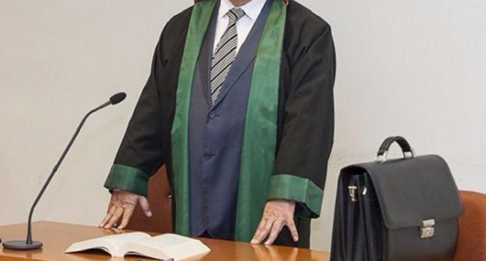 2 vəkilə töhmət verildi, 4-nə xəbərdarlıq edildi