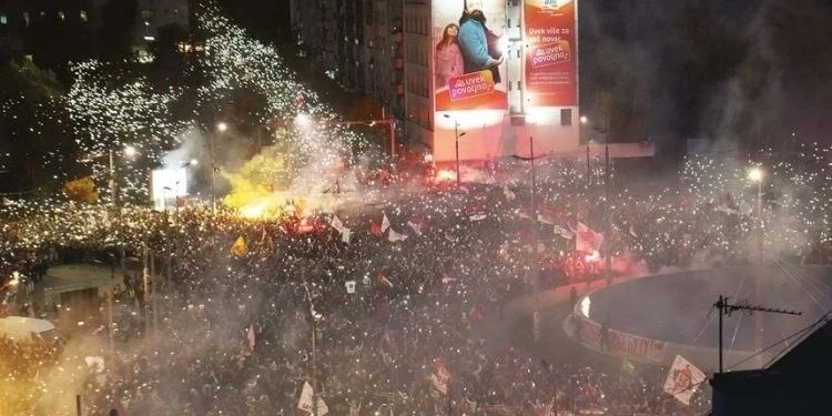 Serbiyada seçki öncəsi yüz minlərlə tələbə Belqradda toplandı
