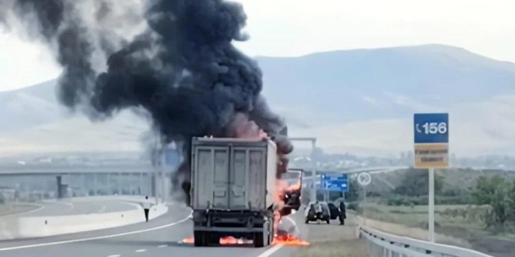 Qazaxda TIR yandı - VİDEO
