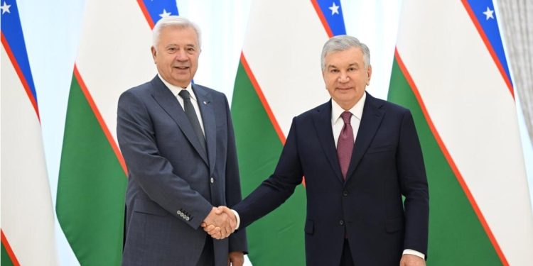 Şavkat Mirziyoyev Vahid Ələkbərovla Özbəkistandakı layihələri müzakirə edib