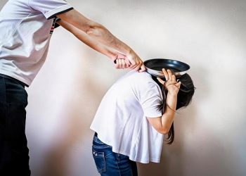 Bakıda arvadını pul vermədiyi üçün tava ilə döydü
