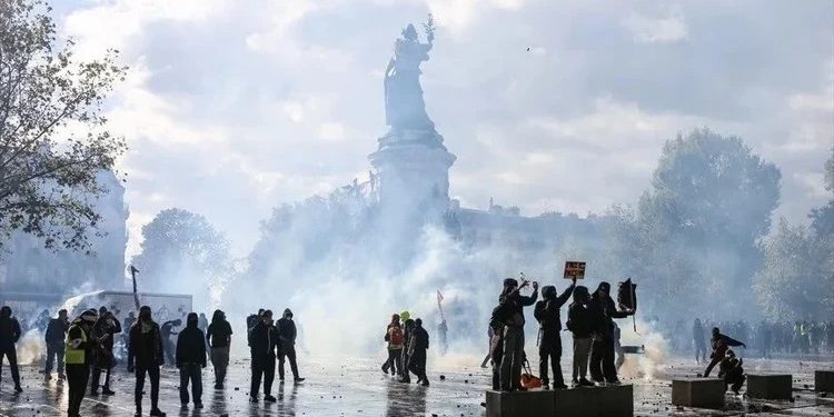 Fransada gərginlik səngimir: Dörd şəhərdə küçəyə çıxmaq qadağan edildi