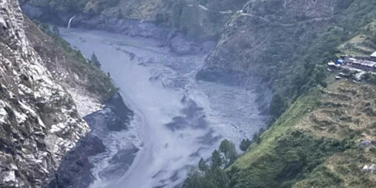 Nepalda daşqın: 100-dən çox alpinist köməksiz qalıb