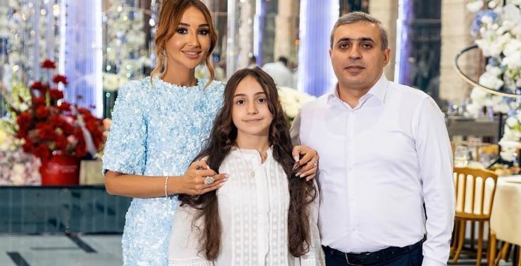 Həyat yoldaşı və qızı ilə obyektiv qarşısına keçdi