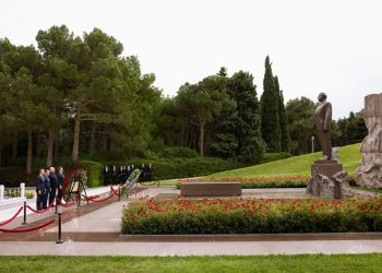 Rəşad Nəbiyev Marius Vizer Laslo Tot və qurumların rəsmiləri Fəxri xiyabanı və Zəfər abidəsini ziyarət ediblər